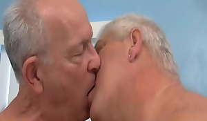 dois homens coroas se beijando na boca