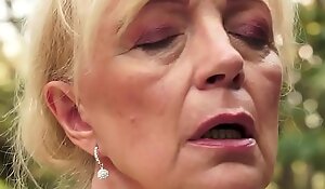 Pussylicked grandma drilled outdoors